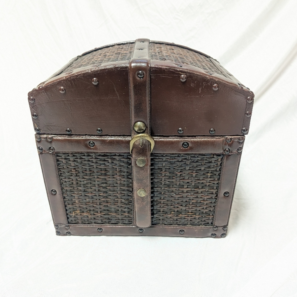Vtg 80s Hinged Wicker Riveted Wooden‎ Box Lg 13x10x12 Dome Lid Snap Closure READ